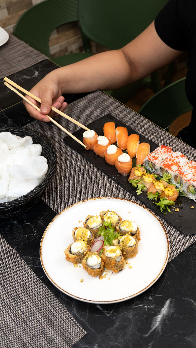 Maoya Garden - Piatto composto da Uramaki, Nigiri al salmone e California roll